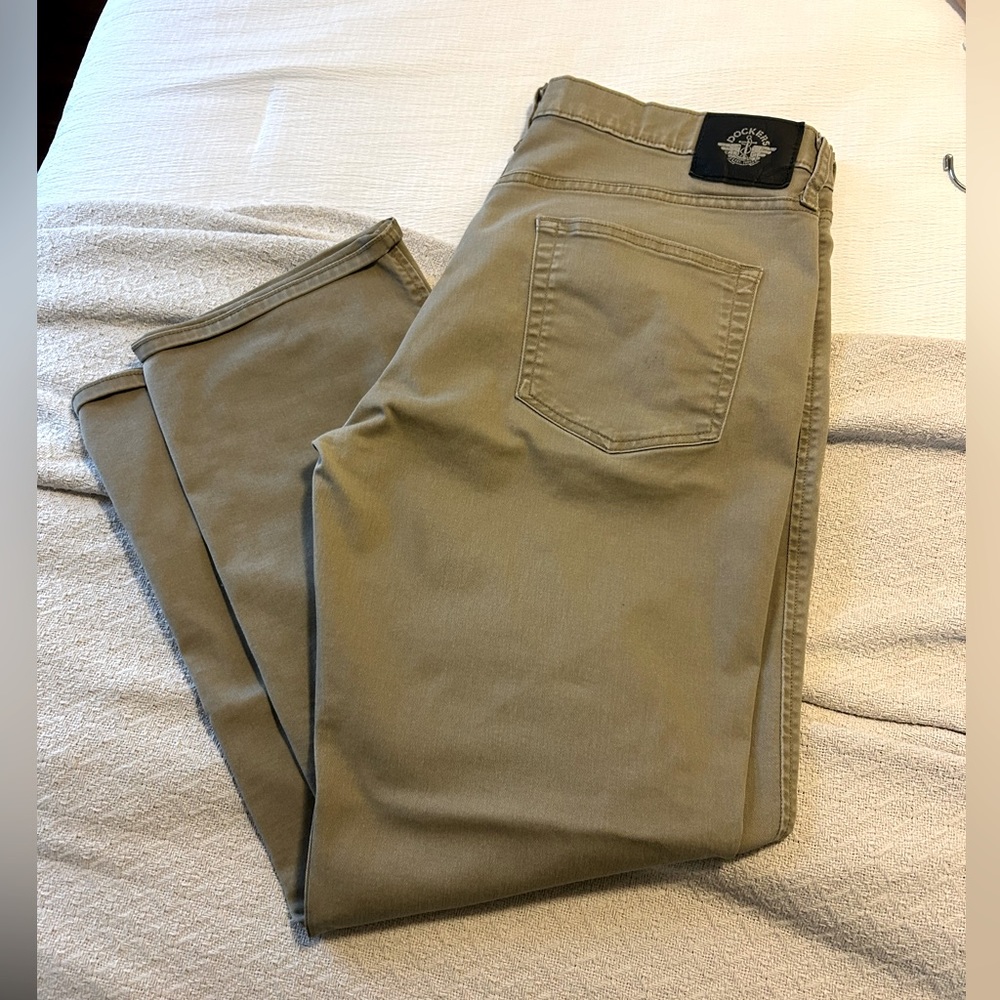 ⭐️Docker’s Men’s Straight Fit Pants